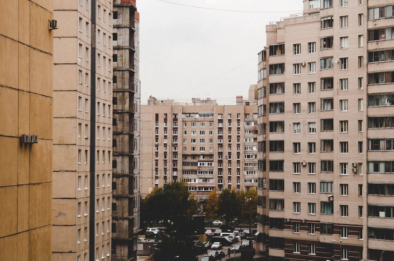 Нанимателя по договору социального найма пытались выселить за долги и длительное отсутствие — почему суд отказал
